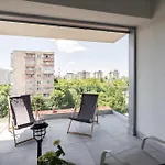 Urban Zen Elegant & Terrace & Parking Apartment