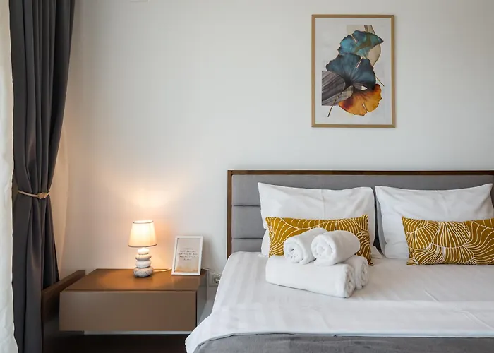 Urban Zen Elegant & Terrace & Parking * 부쿠레슈티